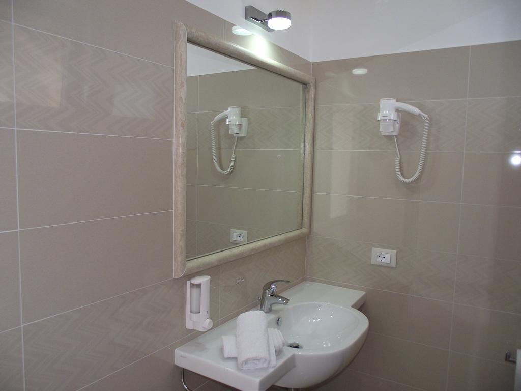 Il Girasole Hotell Terracina Rum bild